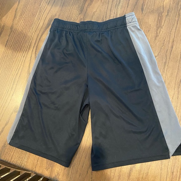 Boys Black and Gray Under Armour Shorts YM - Picture 2 of 3